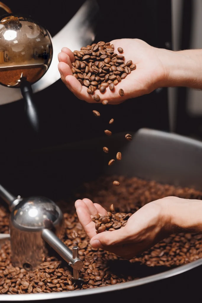 Grains de café de spécialité en cours de torréfaction