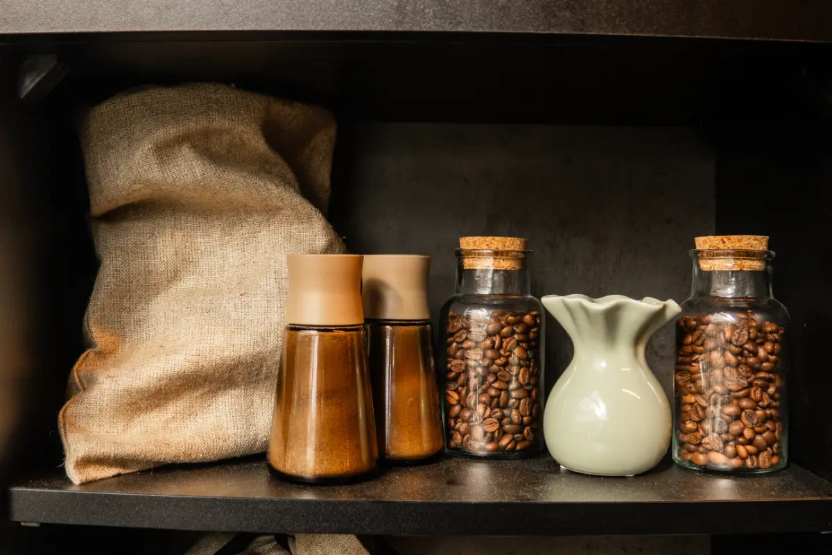Bocaux contenant du café en grains pour une bonne conservation